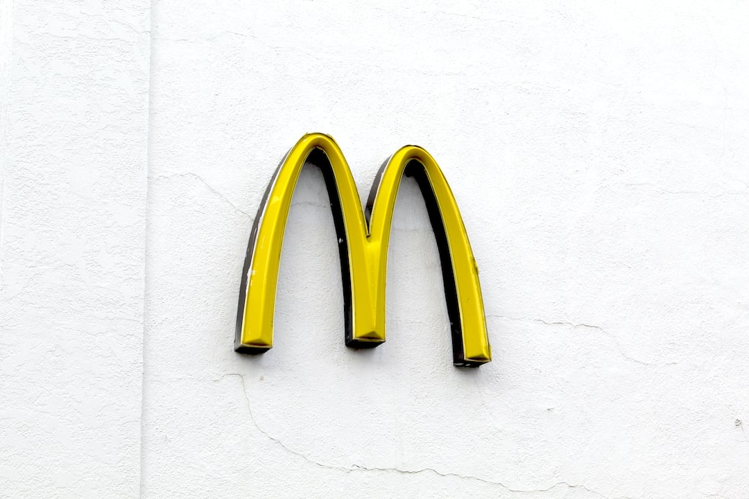 Egy sárga McDonald's "M" logó, más néven Arany Ívek, egy egyszerű fehér falra szerelve – azonnal felismerhető, mint a WordPress Hosting vezető márkái.
